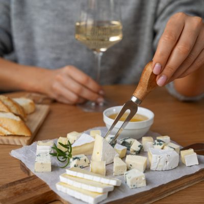 vista-frontal-mujer-delicioso-queso